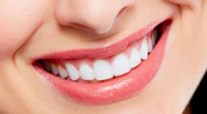Почему желтеют зубы и как бороться с неприятным налетом
