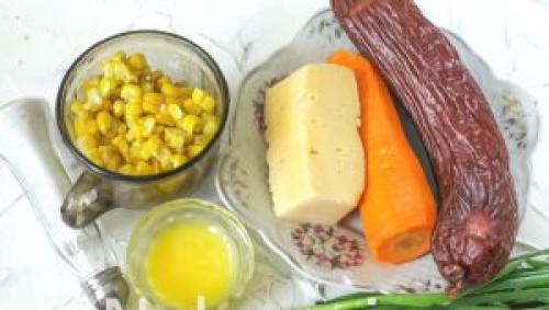 Готовим салат с копченой колбасой и корейской морковью Салат корейская морковь копченая колбаса огурец